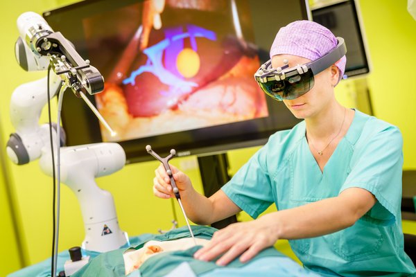 Dr. Roboter bitte in den OP – Wie sieht der Operationssaal der Zukunft aus? 